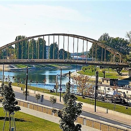 Downtown Apartments Deluxe Győr Esterno foto