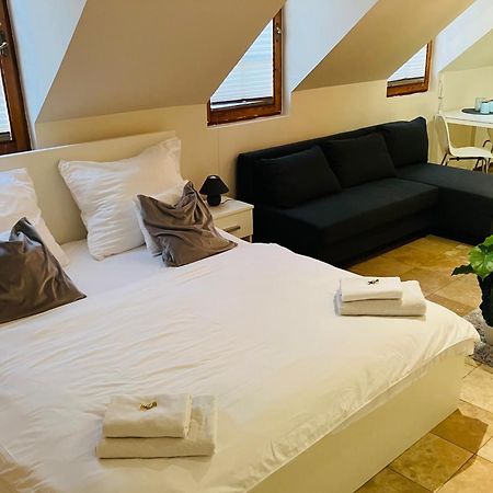 Downtown Apartments Deluxe Győr Esterno foto