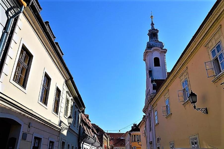 Downtown Apartments Deluxe Győr Esterno foto
