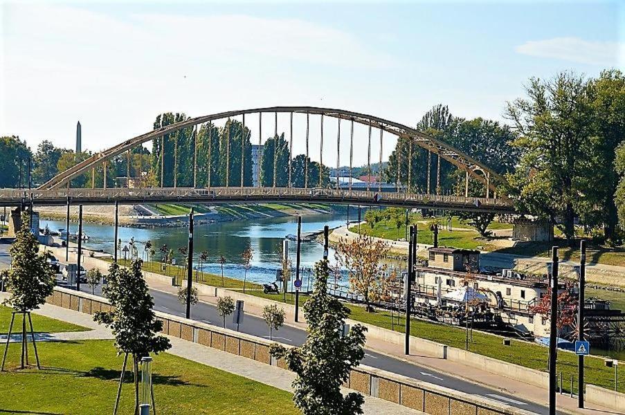 Downtown Apartments Deluxe Győr Esterno foto