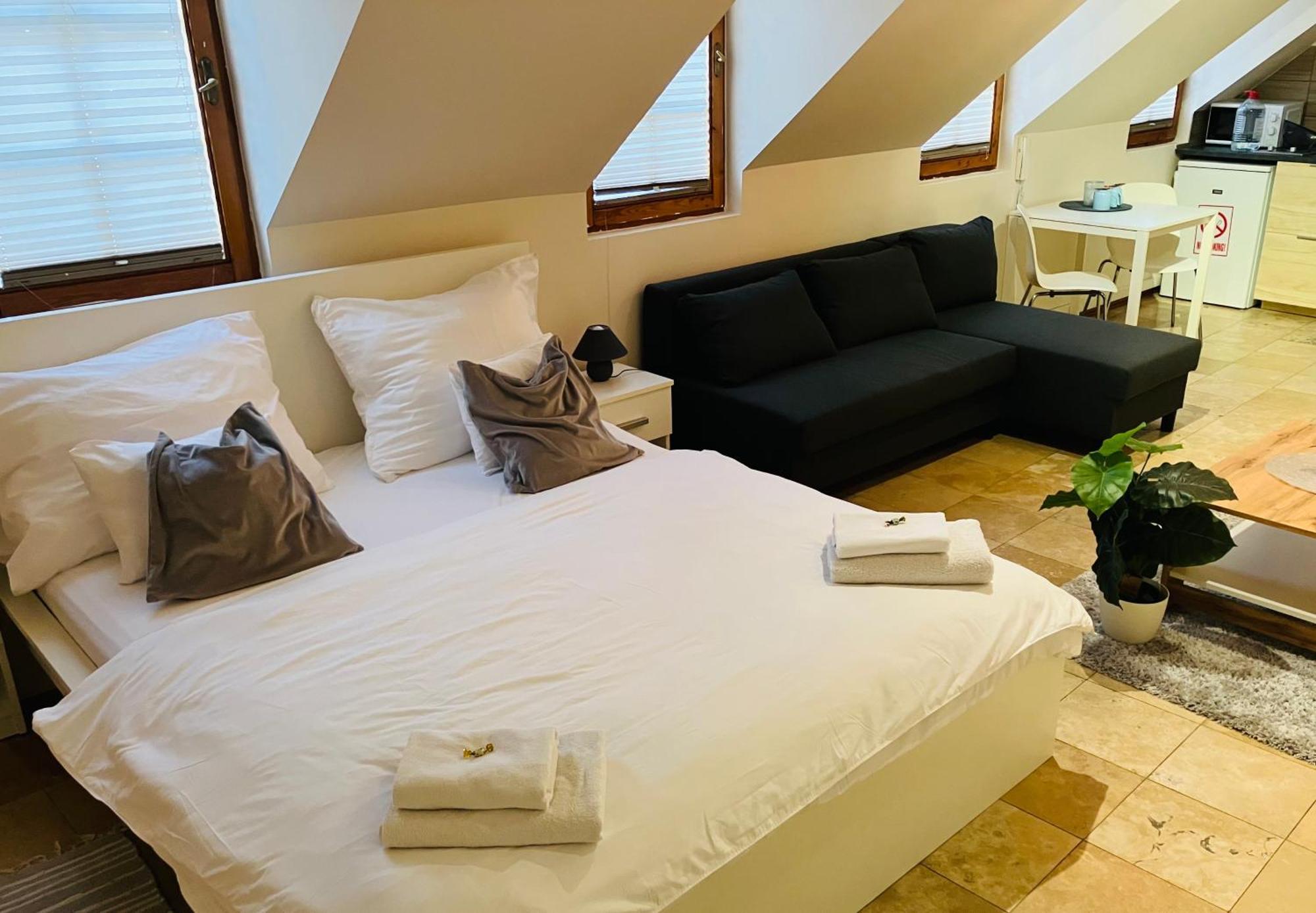 Downtown Apartments Deluxe Győr Esterno foto