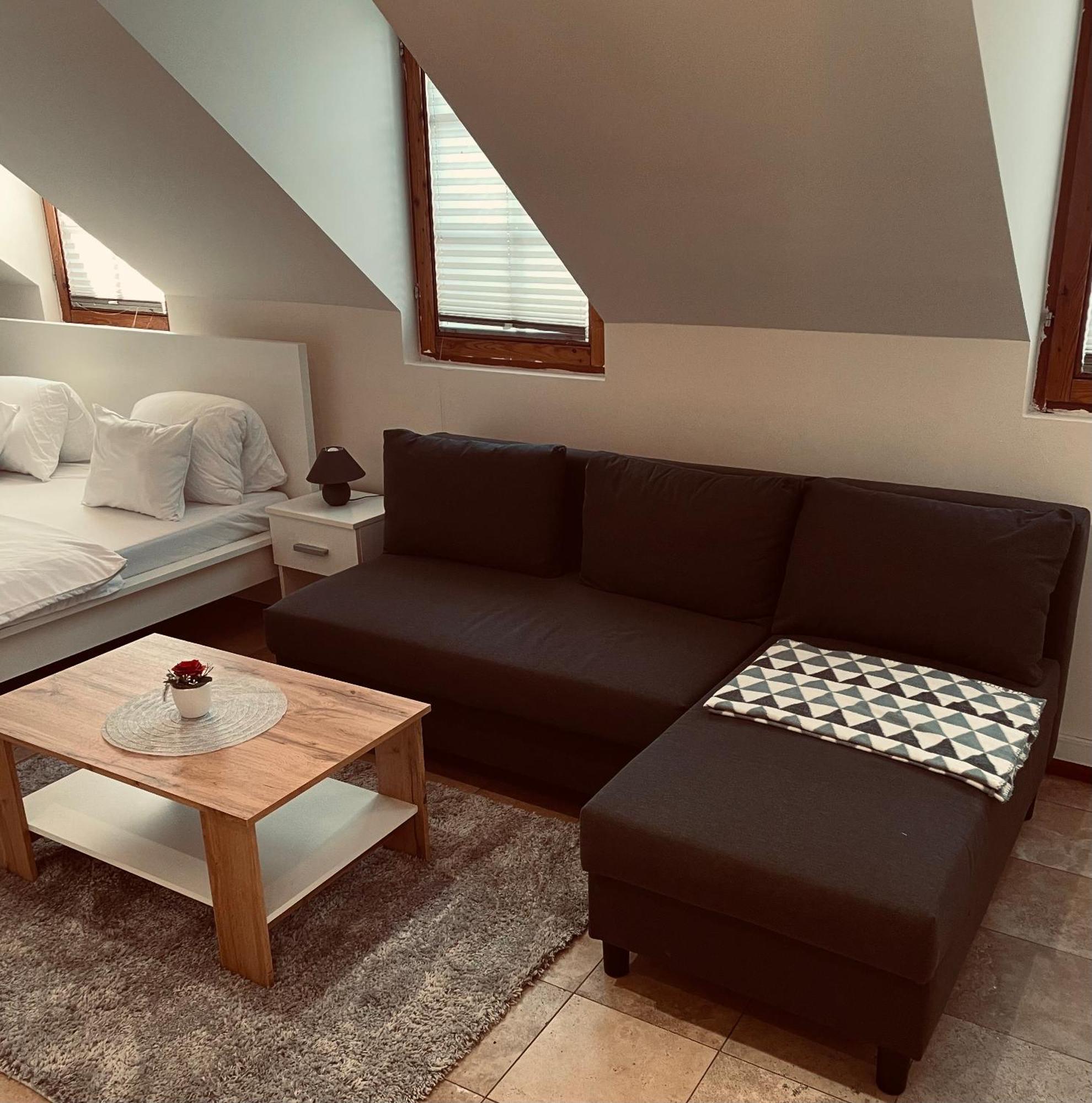 Downtown Apartments Deluxe Győr Esterno foto